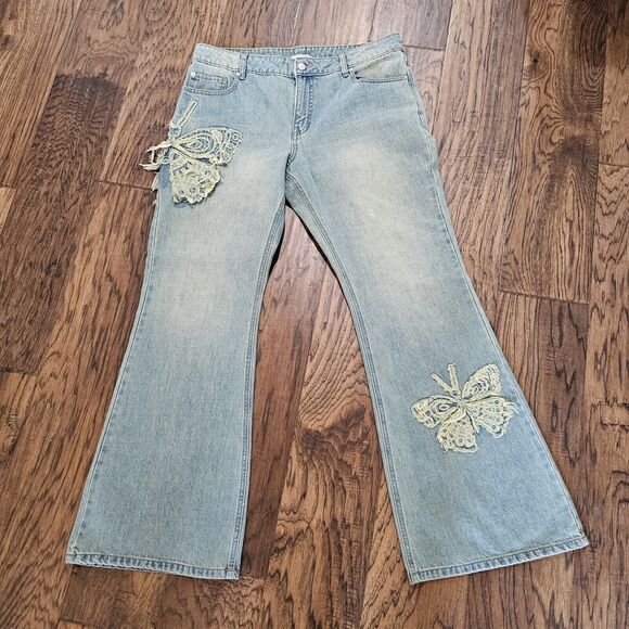 BDG Women's Size 31 Light Wash Butterfly Applique Low Rise Flare Leg Jeans - Picture 2 of 3